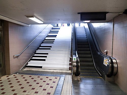 Picture of the piano staircase at Rotterdam Central Station